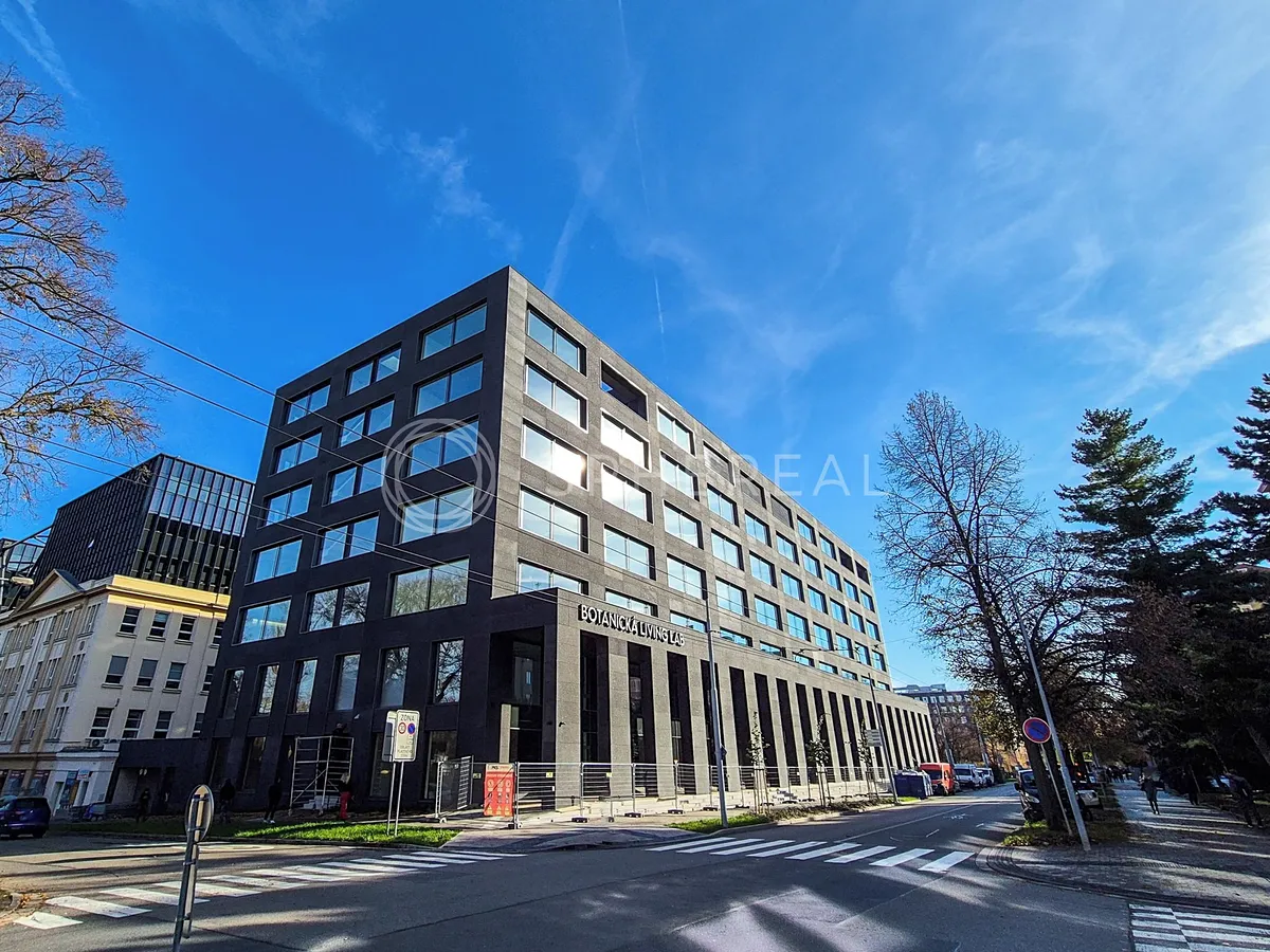 Pronájem kanceláře 1800 m²